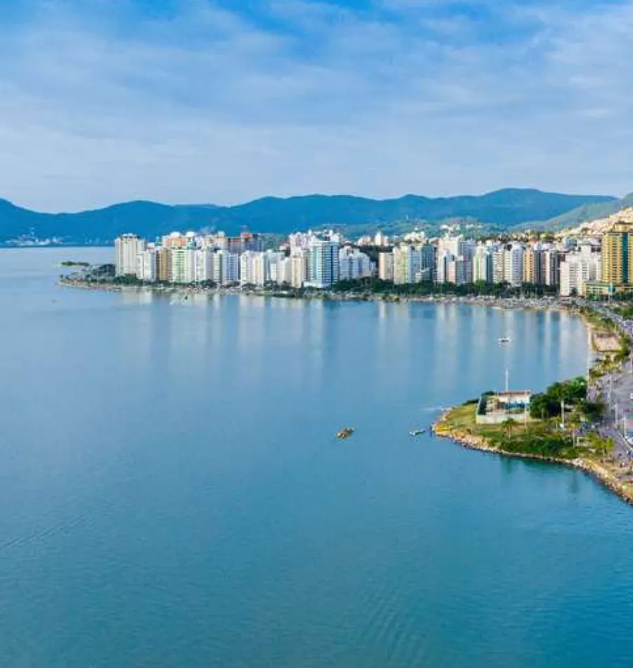 Vista aérea da orla de Florianópolis, próxima ao Djalma.64