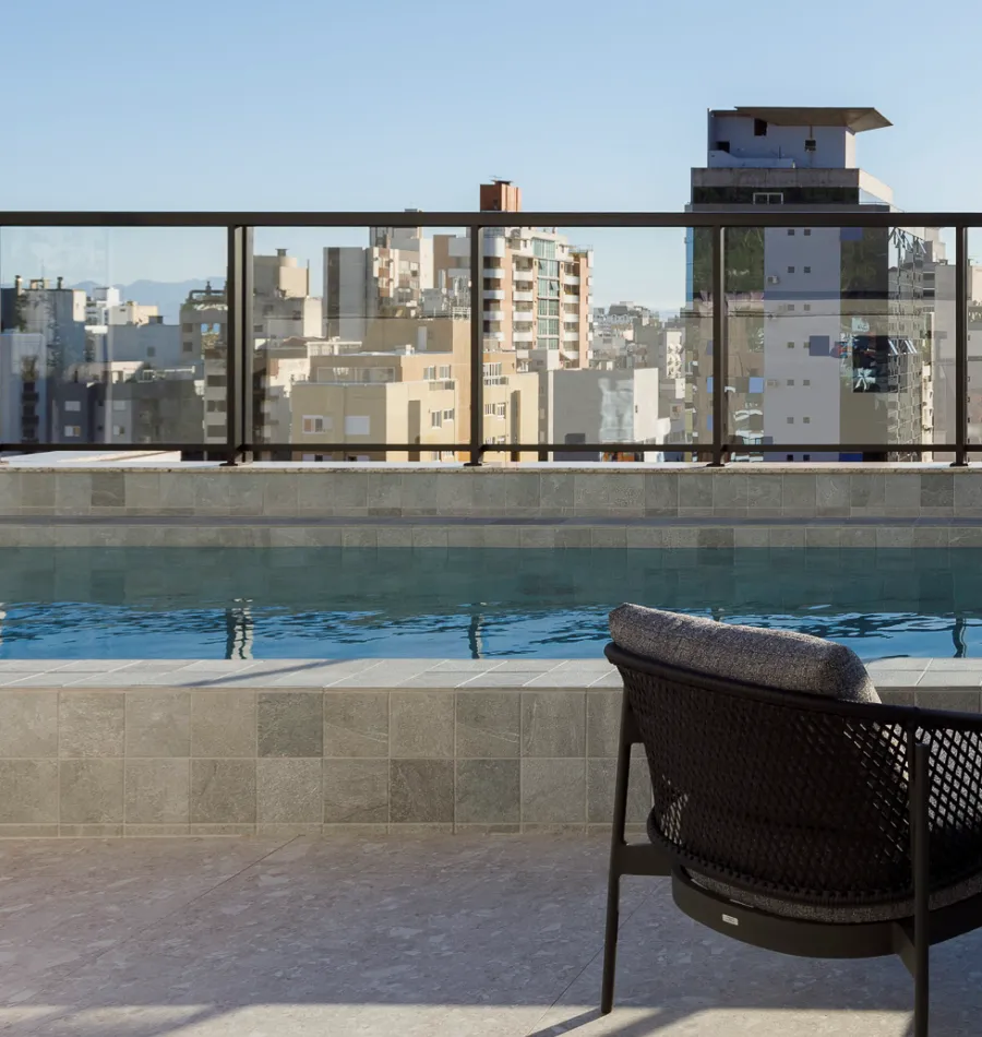 Área de estar na piscina do Vila de Algarve, com vista para o Centro
