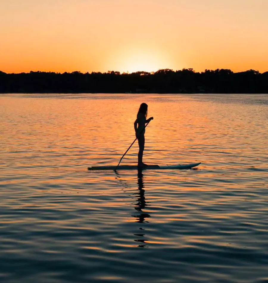 Stand-up paddle na Lagoa Pequena ao entardecer