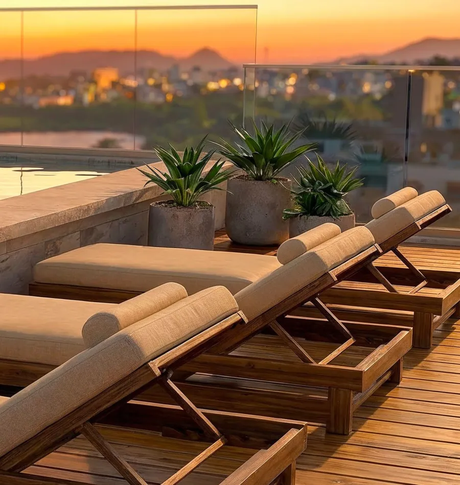 Deck do ático do Vista ao entardecer, com vista para a cidade